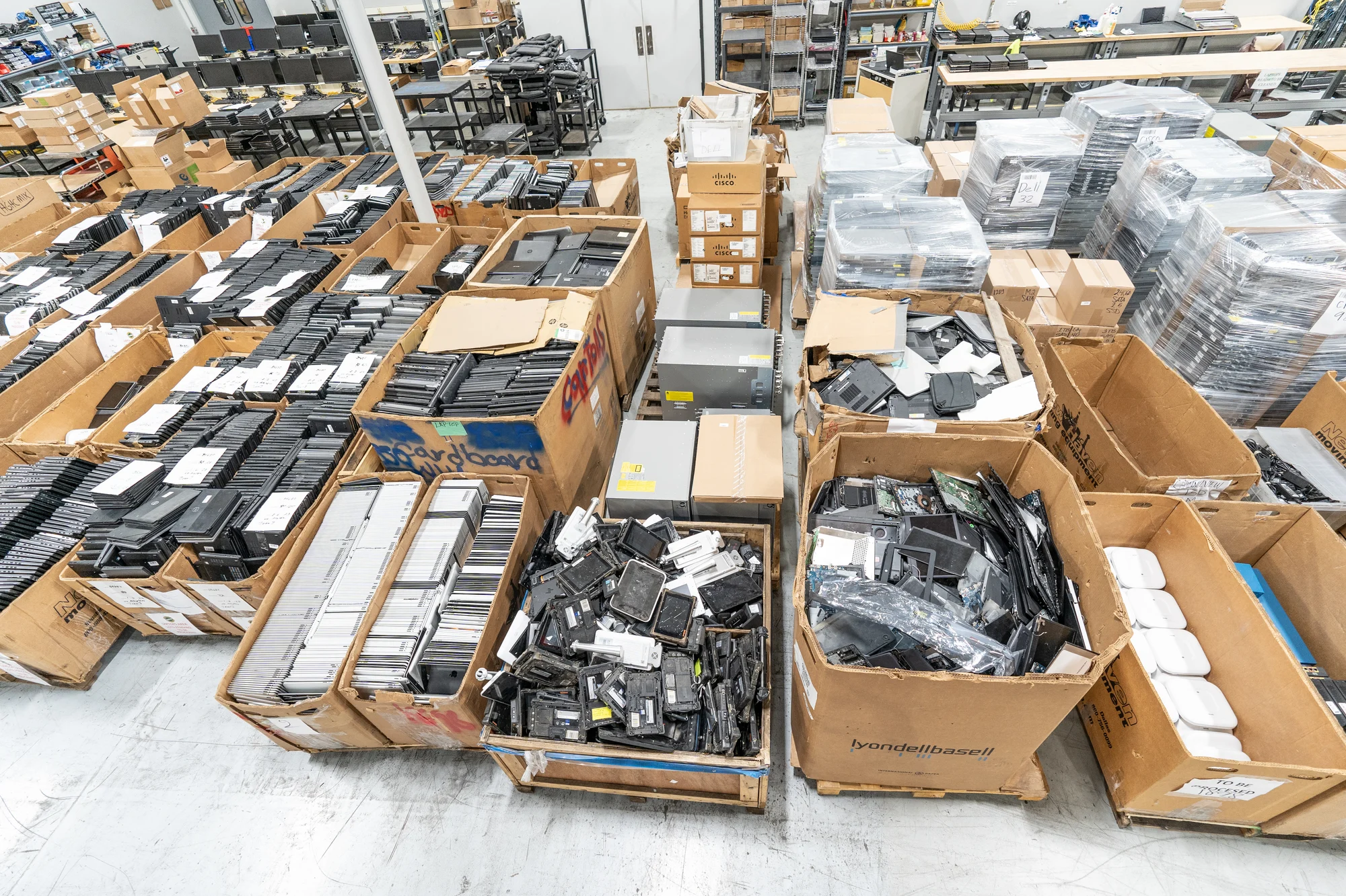 تتضمن إعادة تدوير النفايات الإلكترونية الكثير من البلاستيك. تُعد CompuCycle المكان الوحيد الذي يعتني بجميع عمليات إعادة تدوير البلاستيك في المنزل.